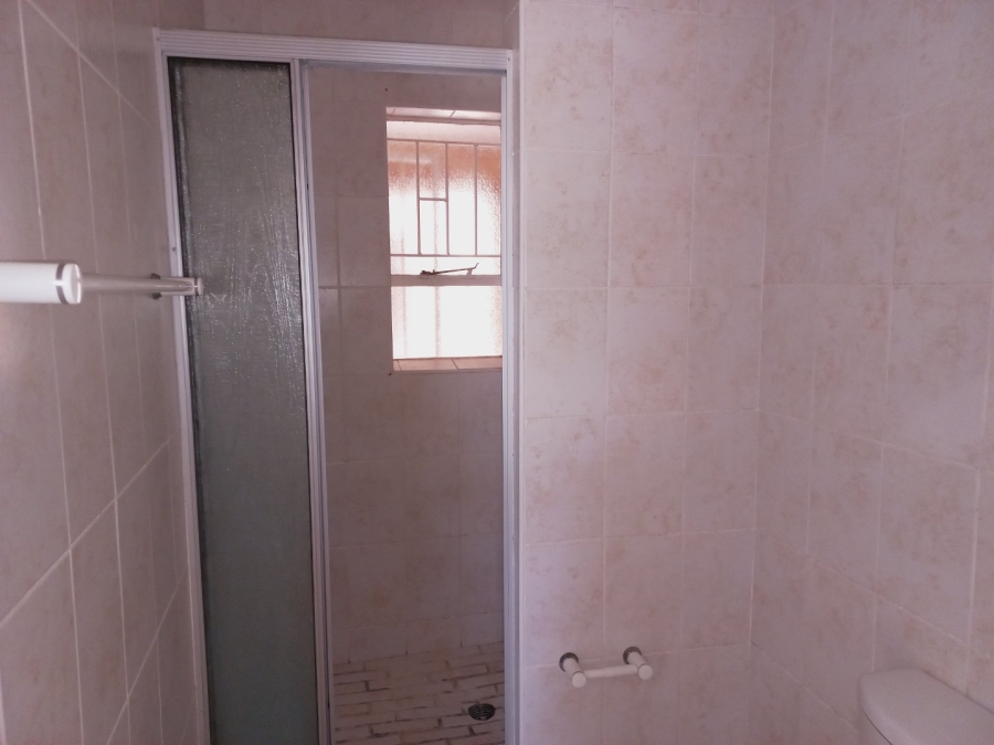 To Let 1 Bedroom Property for Rent in Kannoniers Park North West
